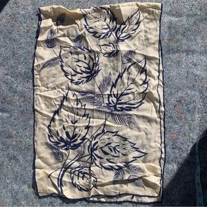 Gorgeous Vintage 60s Sally Gee white & midnight blue leaf & stem pattern scarf